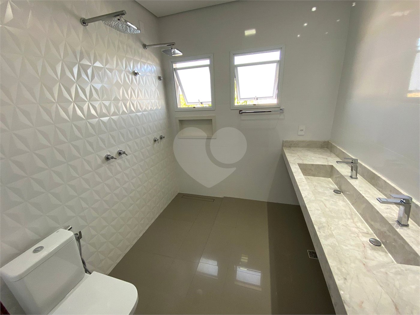 Casa com alto padrão de acabamento para venda no Condomínio Montreal.