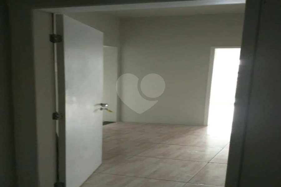 Ótima sala para escritório com 37 m², possui 2 ambientes.