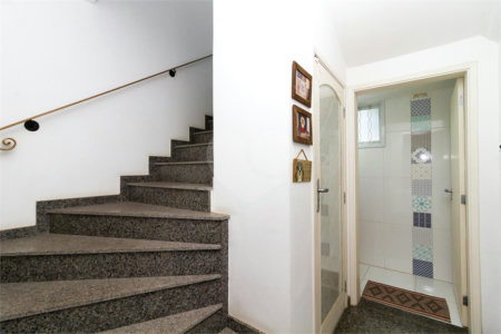 Casa Sobrado à venda com 342 m², 3 dormitórios, sendo 2 suítes, 4 vagas na Vila Mariana - São Paulo.