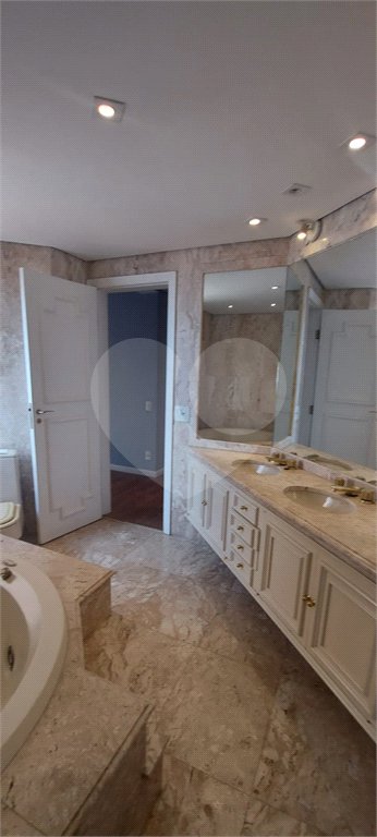 Apartamento à venda no Campo Belo de 245m² com 3 suítes e 3 vagas