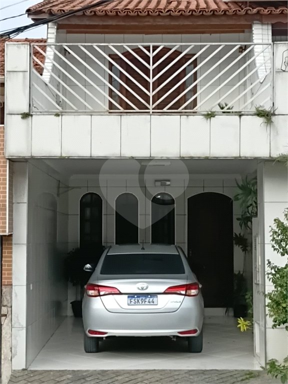 Sobrado em condomínio fechado com 3 dormitórios e 100m2