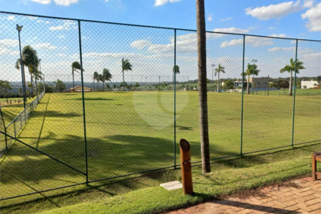 Terreno no Condomínio Damha Golf.