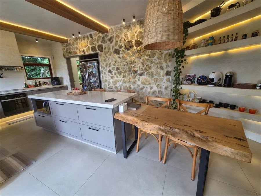 Casa em Condomínio de Alto Padrão no Suíça da Cantareira.