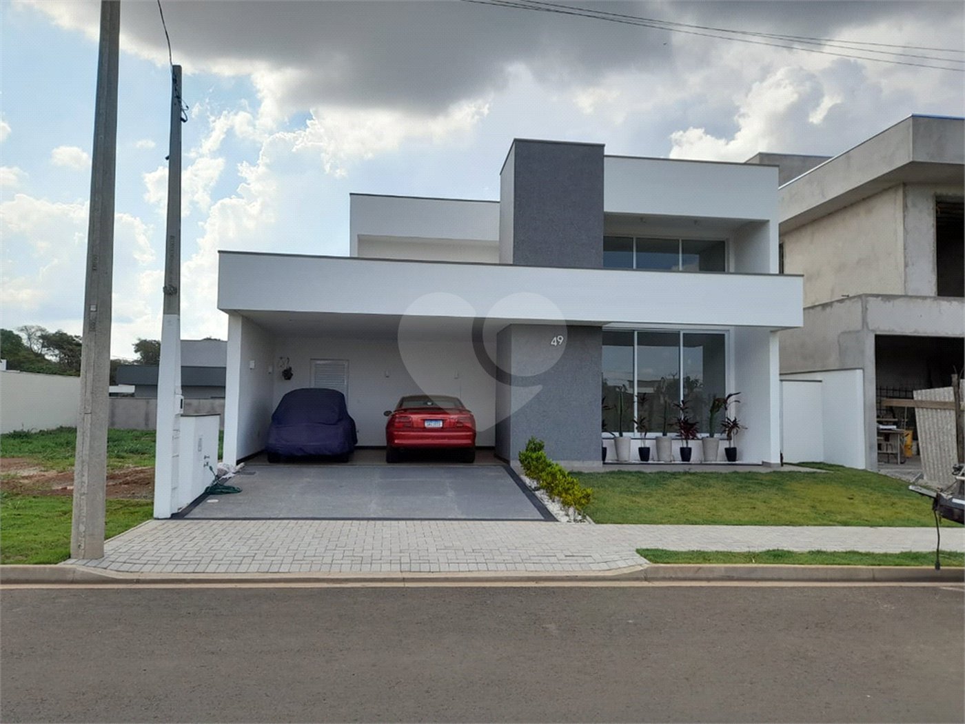 Belíssima Casa à Venda no Condomínio Damha IV