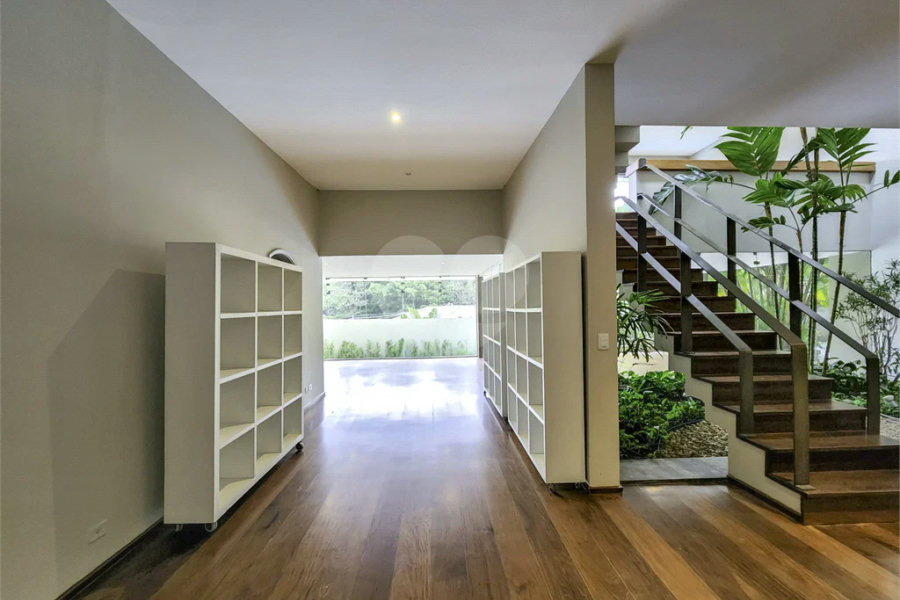 CASA EM RUA FECHADA NA REGIÃO DO MORUMBI / REGIÃO DO CLUBE PAINEIRAS