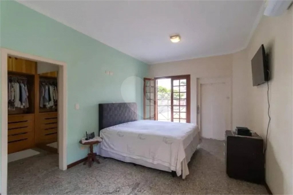 Casa com 3 dormitórios sendo 3 suítes com 03 vagas de garagem.