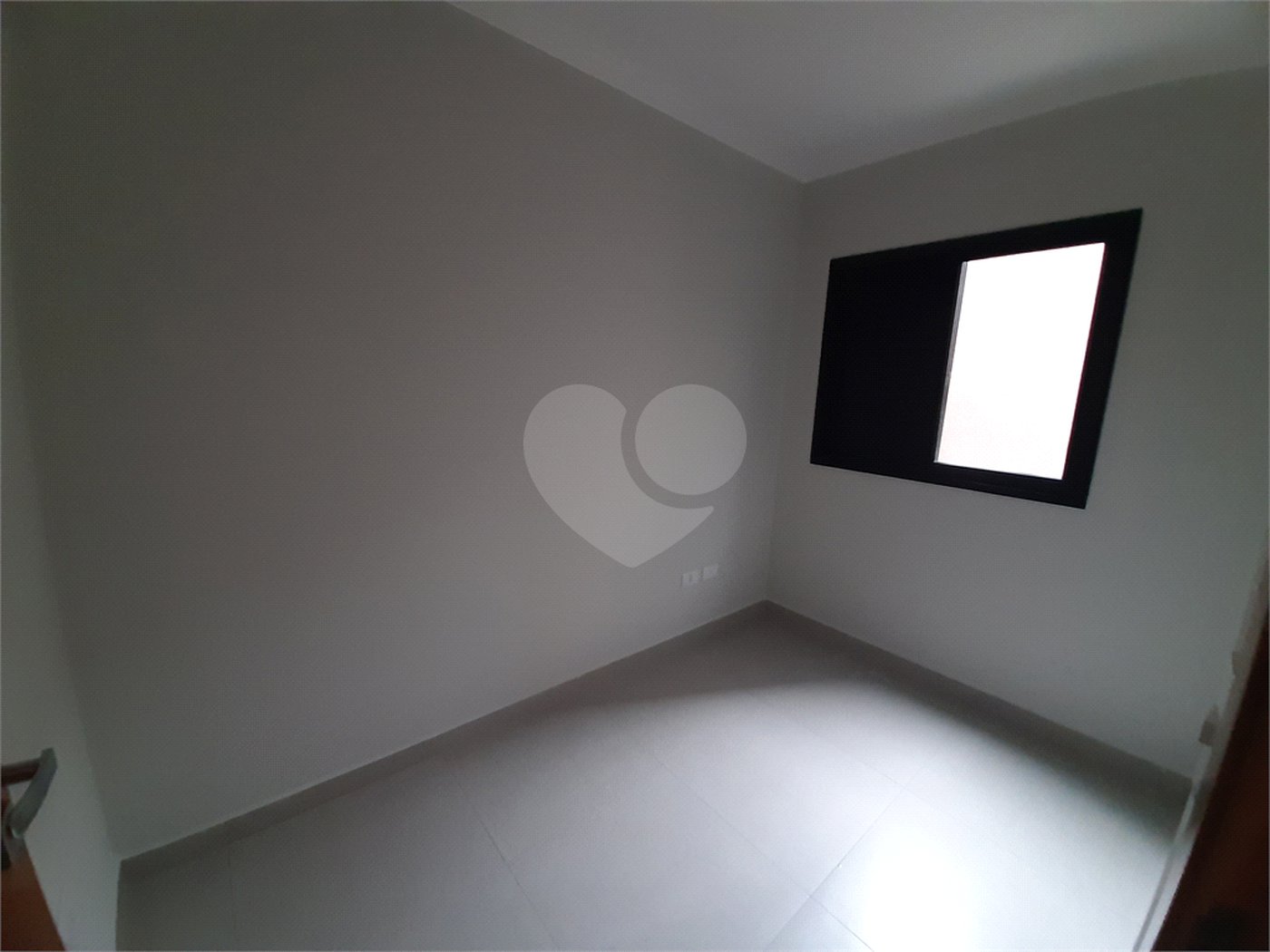 Apartamento com 37m2, 2 quartos, banheiro, sala, cozinha, quintal e 1 vaga de GARAGEM