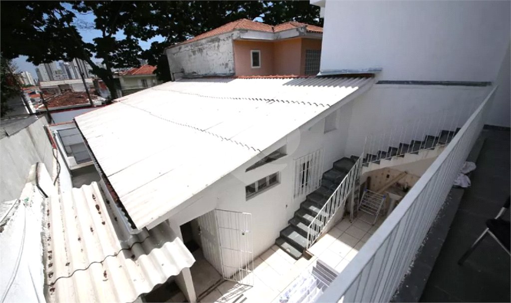 Casa à venda no Campo Belo de 200 metros quadrados, com 3 casas no terreno.