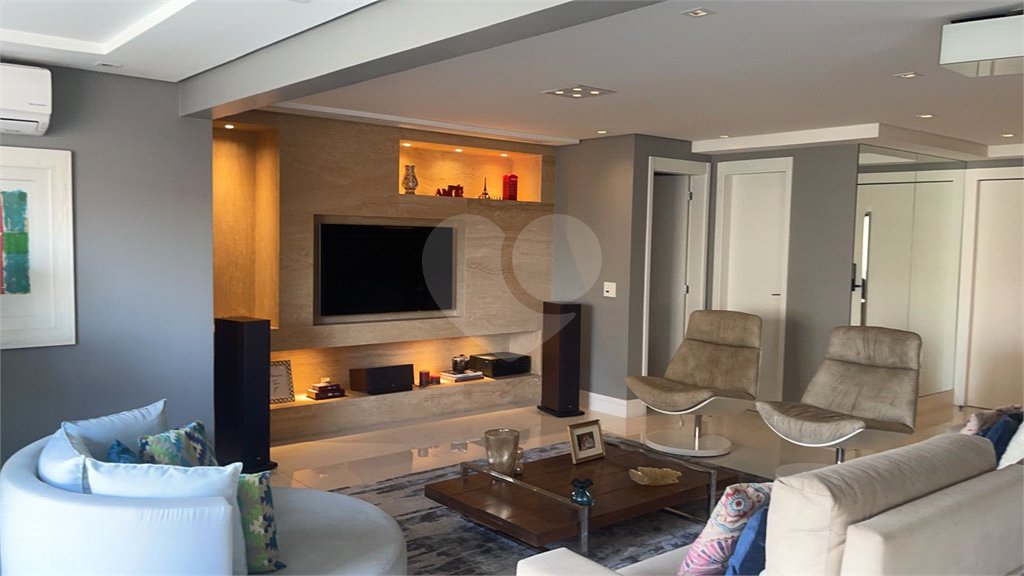 Apartamento na Mooca com 204 m² com vista maravilhosa, sendo 3 suítes e 4vagas.