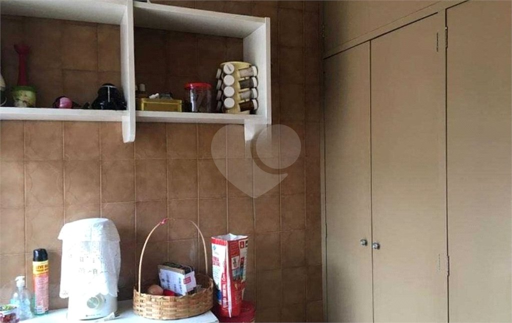 Casa térrea com 3 dormitórios, sendo 2 suítes.