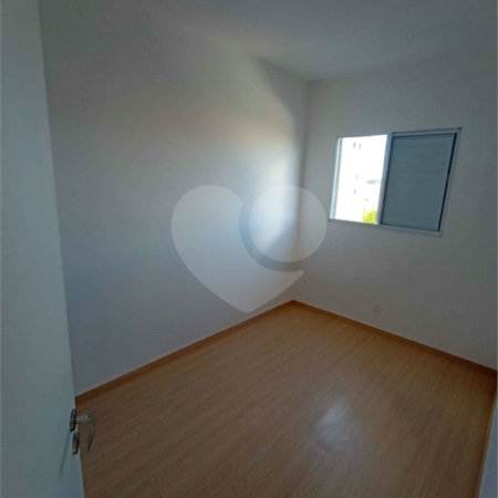 Apartamento no Condomínio Parque dos Jacarandás.