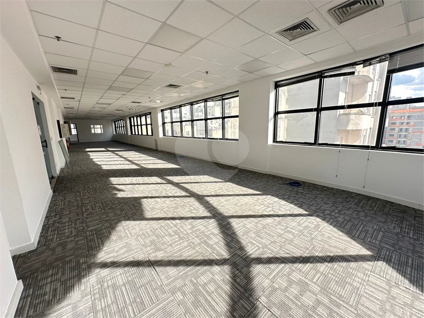 Conjunto comercial à Venda ou Locação na República com 376,56 m² de área útil 10 vagas