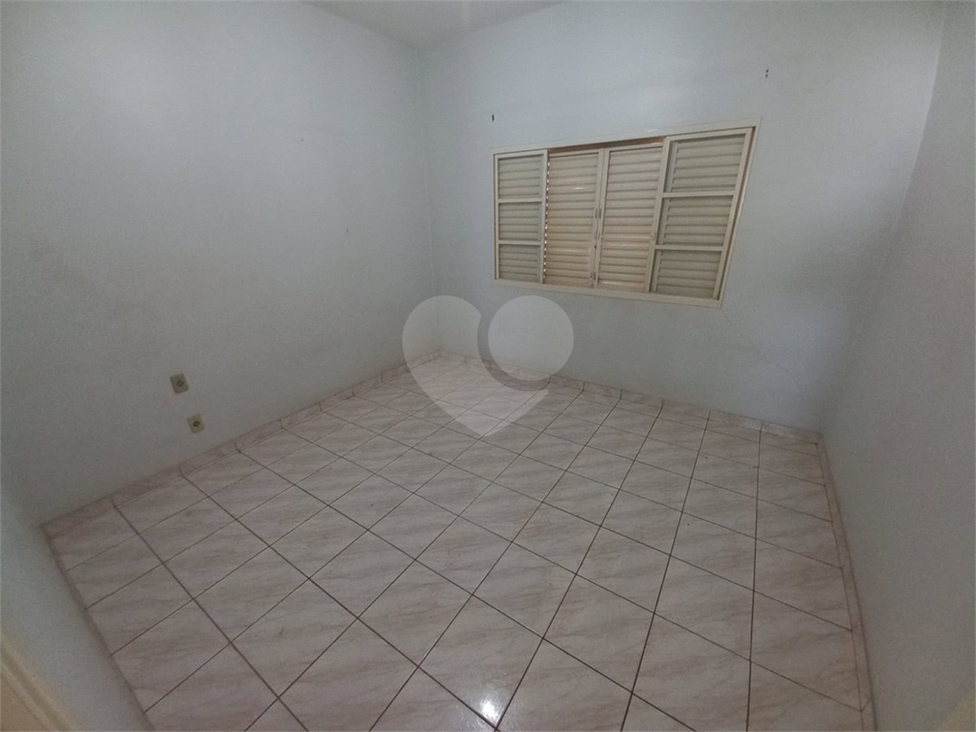Casa Térrea com 3 dormitórios, sendo 1 suíte.