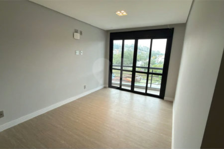 Sobrado de alto padrão no Swiss Park, totalmente reformado, com 4 suítes, piscina, elevador, espaço gourmet, 4 vagas e condomínio com lazer completo.