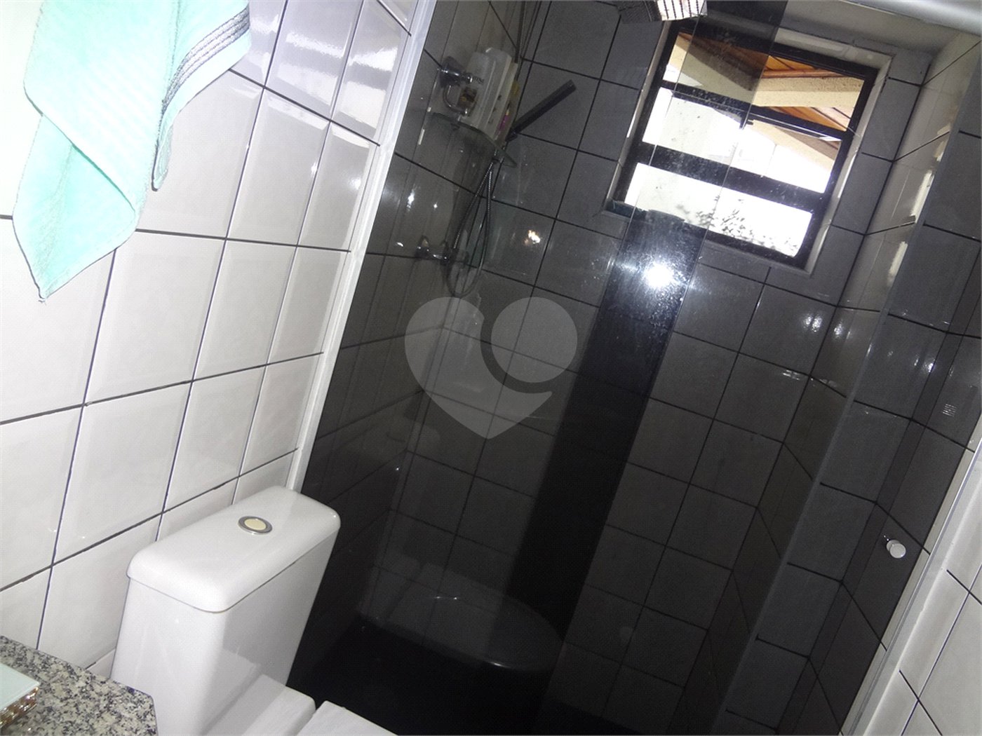 COBERTURA COM PISCINA E CHURRASQUEIRA NA CASA VERDE.