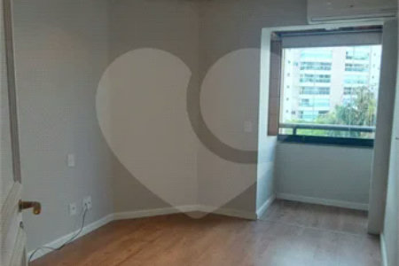 Apartamento à venda no Campo Belo de 245m² com 3 suítes e 3 vagas