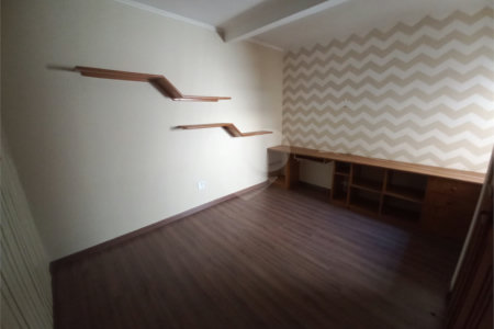 Casa térrea com 3 dormitórios, sendo 1 suíte.