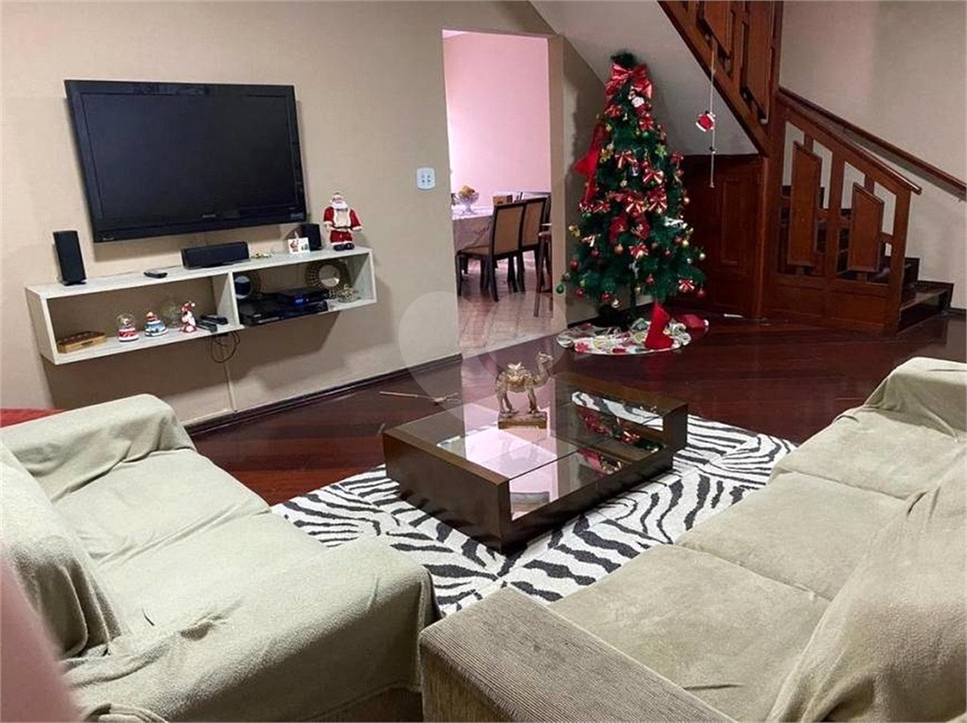 Casa com 202m² , 4 dormitórios , sendo 1 suíte , 3 vagas de garagem.