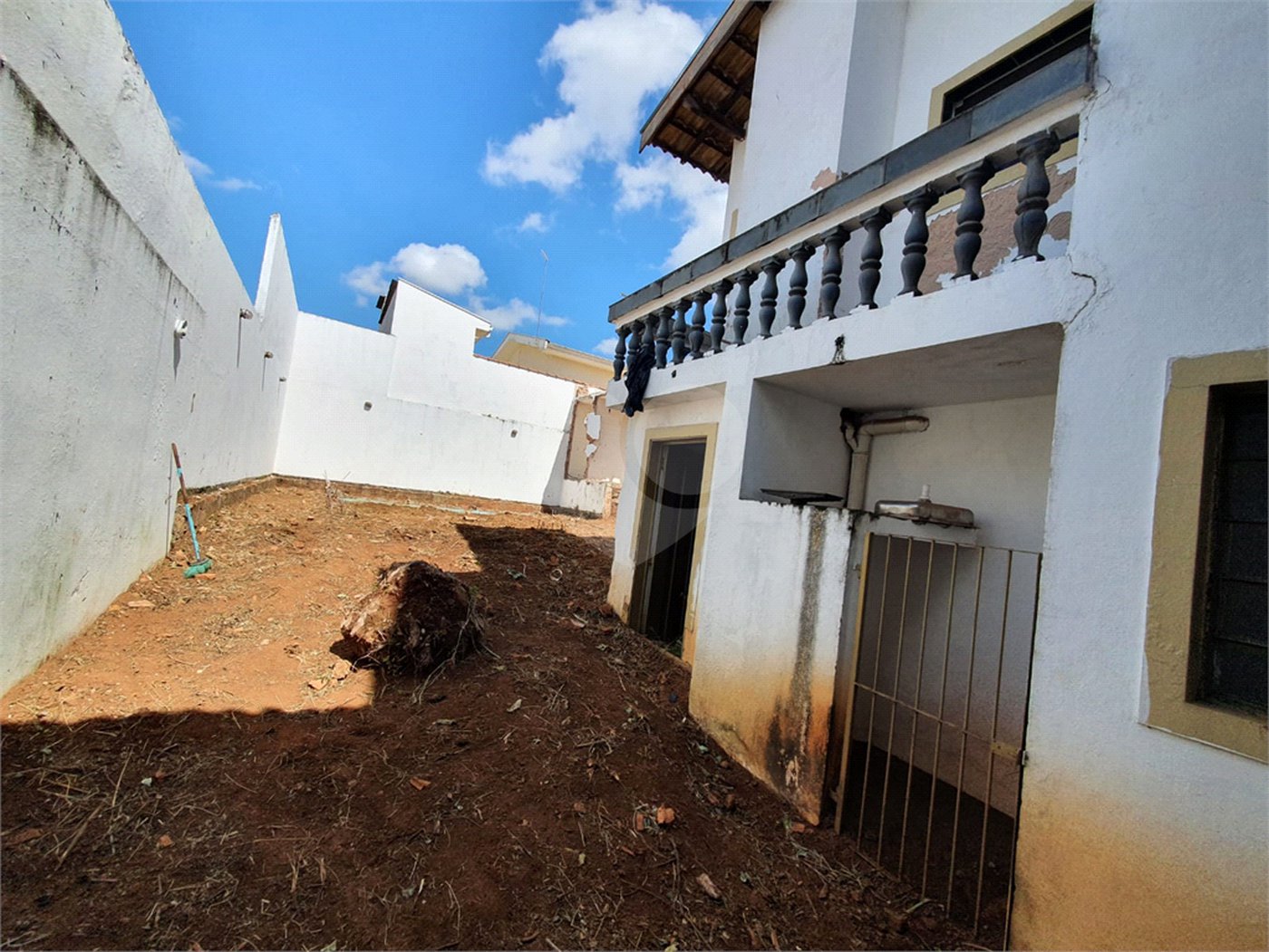 Casa térrea com 5 dormitórios, sendo 2 suítes.