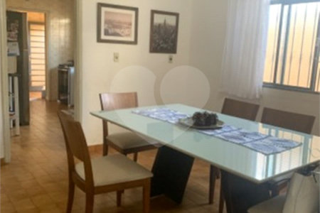 Casa térrea com 3 dormitórios, sendo 1 suíte .