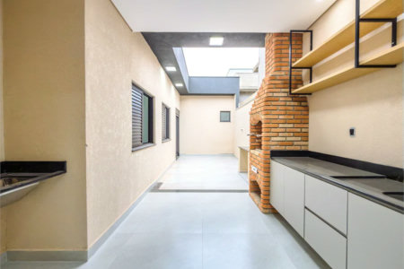 Indaiatuba - Jardim Bom sucesso - Área total: 150m² - Área construída: 115m² - 3 dormitórios sendo 1 suíte com armário planejado;Sala para dois ambientes; Banheiros com box gabinetes e espelhos; Área gourmet com churrasqueira a carvão e móveis planejados; Lavanderia coberta; Ar condicionado na sala