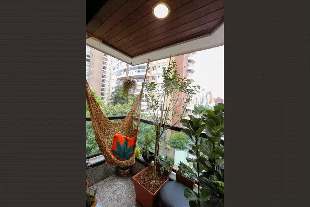Apartamento à venda na Vila Nova Conceição, mobiliado pronto para morar com varanda e 1 vaga