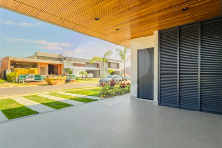 Indaiatuba - Condominio Villa Sapezal - 318 m² de Terreno - 230 m² de Área Construída - 3 suítes, sendo 1 Master com closet planejado - Sala de TV - Sala de estar integrada à Sala de jantar - Cozinha com móveis planejados - Despensa - Escritório planejado - Lavabo - Piscina com preparação para aquec