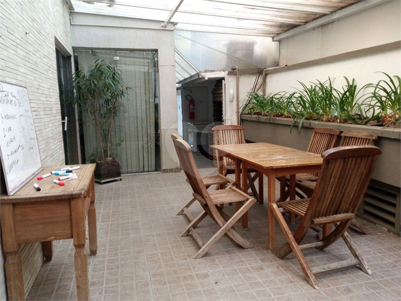 Lindo apartamento, muito bem conservado, com bom espaço interno.