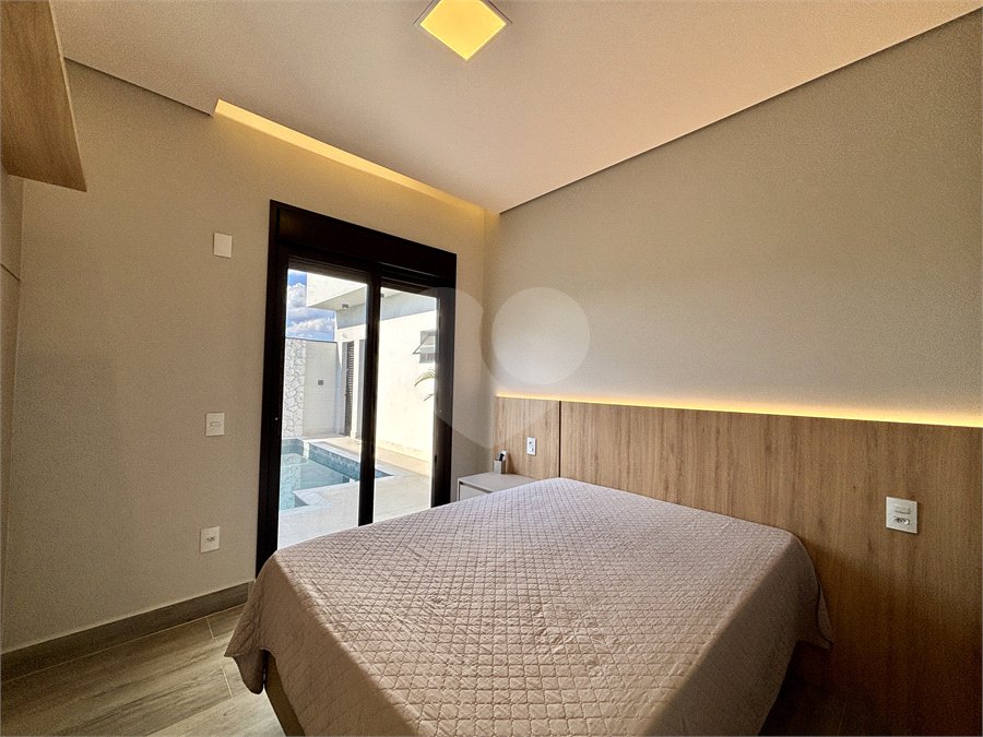 Indaiatuba - Sp - Condominio Maria Candida - R$ 2.250.000,00 - 3 suítes, sendo 1 master com closet e banheiro com duas cubas e dois chuveiros - Escritório - Piscina em Alvenaria aquecida e Hidro com Iluminação - Ar Condicionado instalado em todos os quartos, escritorio, sala e area gourmet
