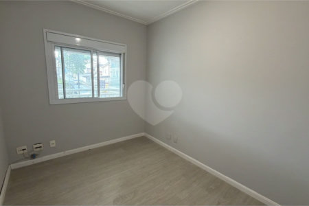 Apartamento de 155 m² com 4 dormitórios, varanda e 2 vagas de garagem. Condomínio com piscinas adulto, infantil e aquecida, lazer e portaria 24 horas.