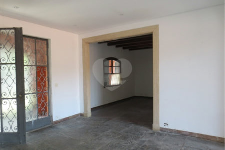Casa no Pacaembu com ótima distribuição e amplo quintal em terreno em declive