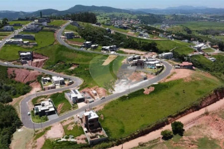 Terreno em condomínio fechado com 1.086 metros, pronto para construir, ampla área de lazer, aceita financiamento