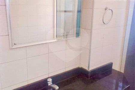 Apartamento na Consolação com 2 quartos, varanda, sem vaga.