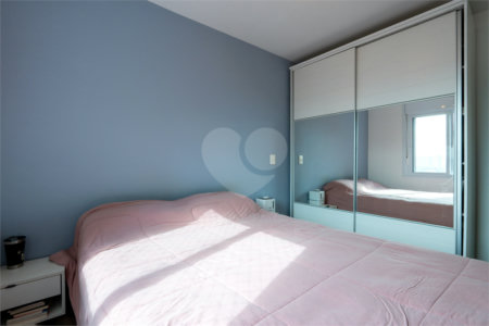 Apartamento a venda na Rua Gaspar Lourenço totalmente reformado - 2 quartos, varanda