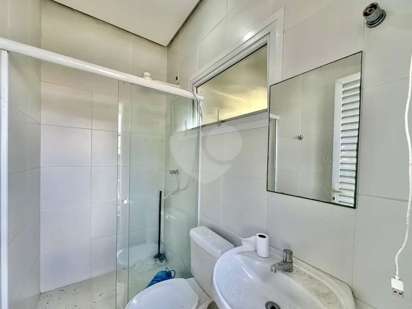 Casa em condomínio Impecável, 4 dorms / 2 suítes, varanda gourmet, piscina, 3 lareiras