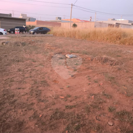Terreno no Arcoville com 240 m²