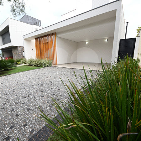 Indaiatuba - SP - Condomínio Helvetia Park - 490 m² Terreno - Sobrado com 307 m² de Área Construída - Escritório com móveis planejados - Sala de estar e jantar ampla e integradas - Cozinha planejada completa, com eletrodomésticos (cooktop, forno, coifa, geladeira, microondas) - Lavanderia