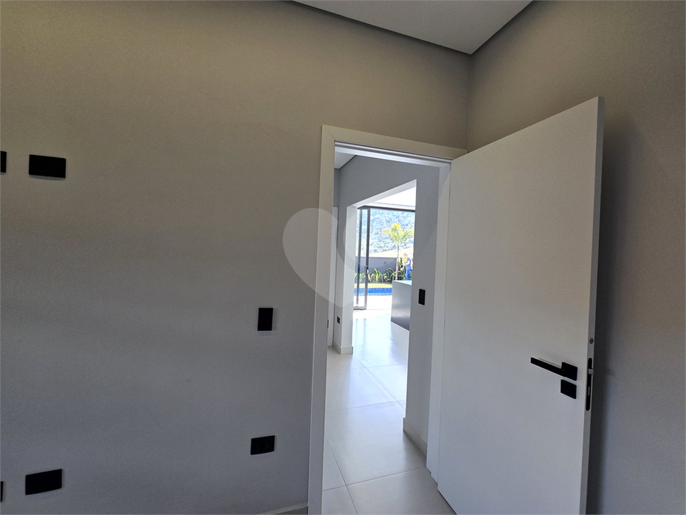 Maravilhosa Casa térrea em condomínio fechado no Portal Lamis, com 3 suítes, piscina privativa e persianas elétricas em excelente condomínio com salão de festas, piscina, quadras de tênis, beach tênis e campo de futebol. Vista cinematográfica da Pedra Grande.