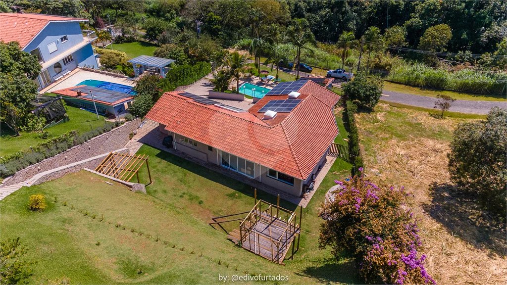 Casa à venda com 4 suítes no condomínio Vale da Santa Fé, Vinhedo - SP