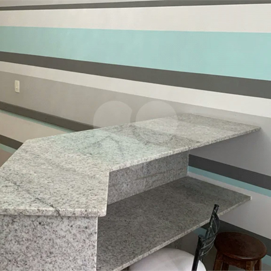 Salas no Piso Superior sendo a Sala 1, com Ar Condicionado medindo 2,5m por 4m sendo 10m²