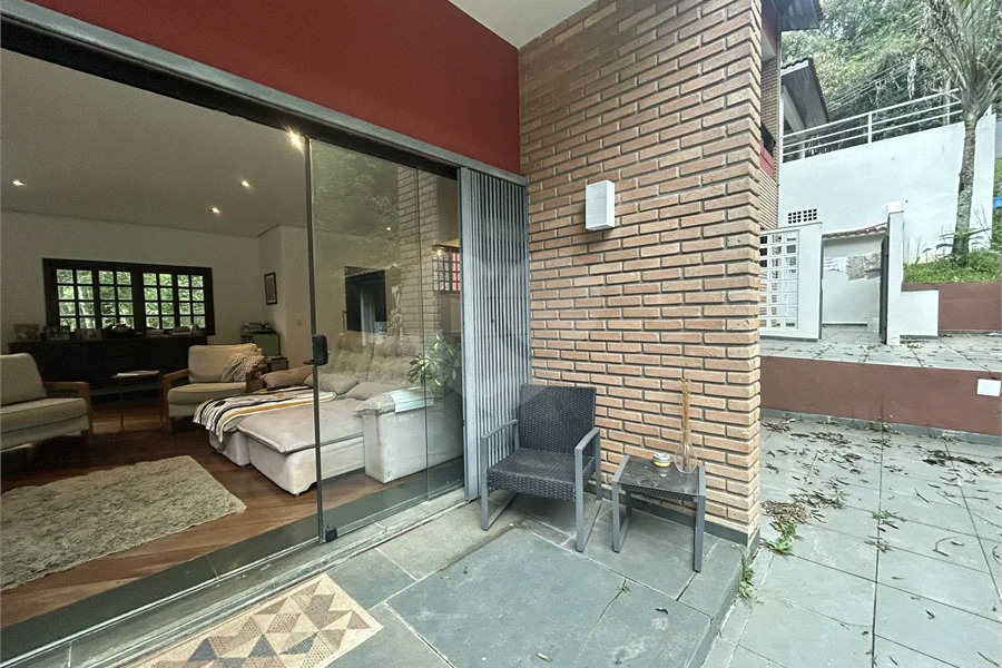 Casa em condomínio com 3 dormitórios, 01 suíte, garagem para 06 carros, área gourmet, piscina.