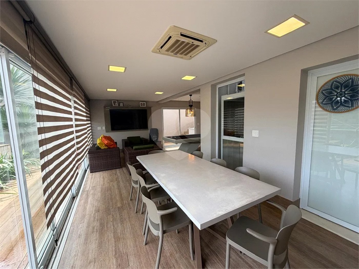 Casa de alto padrão em condomínio exclusivo com 4 suítes