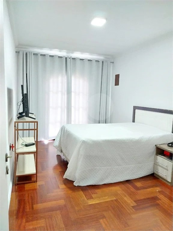 Casa com 324m², 4 dormitórios, sendo 1 suíte, 4 vagas, à venda no Jardim Las Vegas em Santo André.
