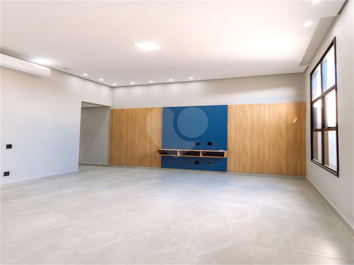 Indaiatuba- Jardim Bom Sucesso - Venda: R$ 765.000,00 - Área total: 150m² Área construída: 115m² - 3 dormitórios sendo 1 suíte com armário planejado; Cozinha integrada; Sala para dois ambientes; Banheiros com box gabinetes e espelhos; Área gourmet com churrasqueira a carvão e móveis planejados;