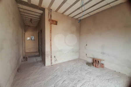Casa em Construção com Área Gourmet e Piscina no Condomínio Damha II
