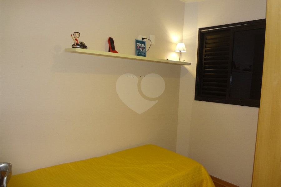 COBERTURA COM PISCINA E CHURRASQUEIRA NA CASA VERDE.