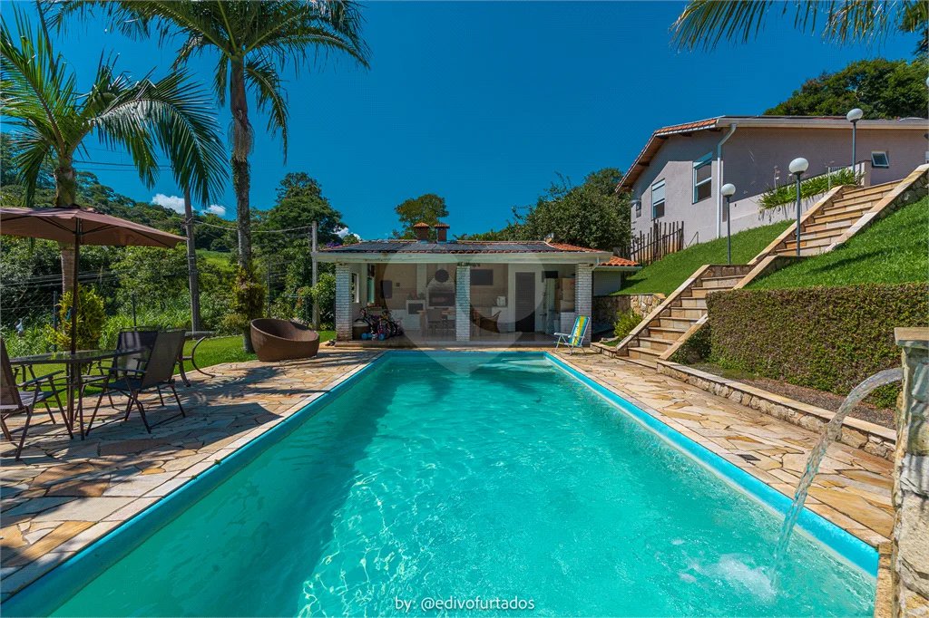 Casa à venda com 4 suítes no condomínio Vale da Santa Fé, Vinhedo - SP