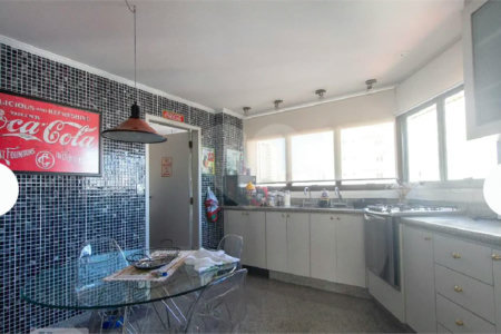 Apartamento de 200m² com 3 dormitórios, 2 suítes e 3 vagas em condomínio 1 por andar.