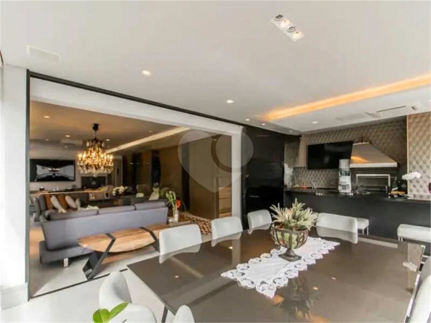 Apartamento de 306m² na melhor região de Moema, 3 suítes, 5 vagas, varanda gourmet, depósito, fora de rota