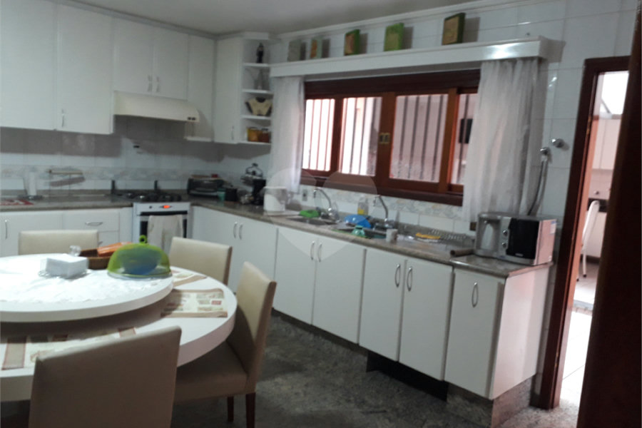 Mansão em condomínio, com 6 suites, e vagas para 15 autos....